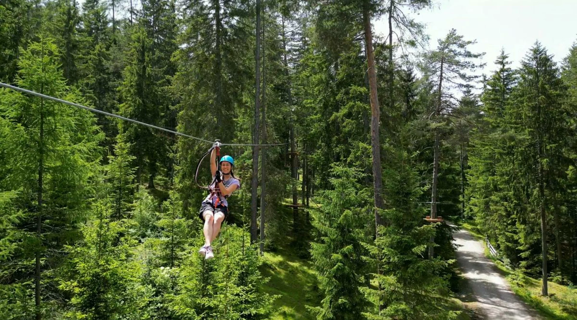 Kletterwald Biberwier | © TZA Frau an Flying-Foxim grünen Wald | © TZA
