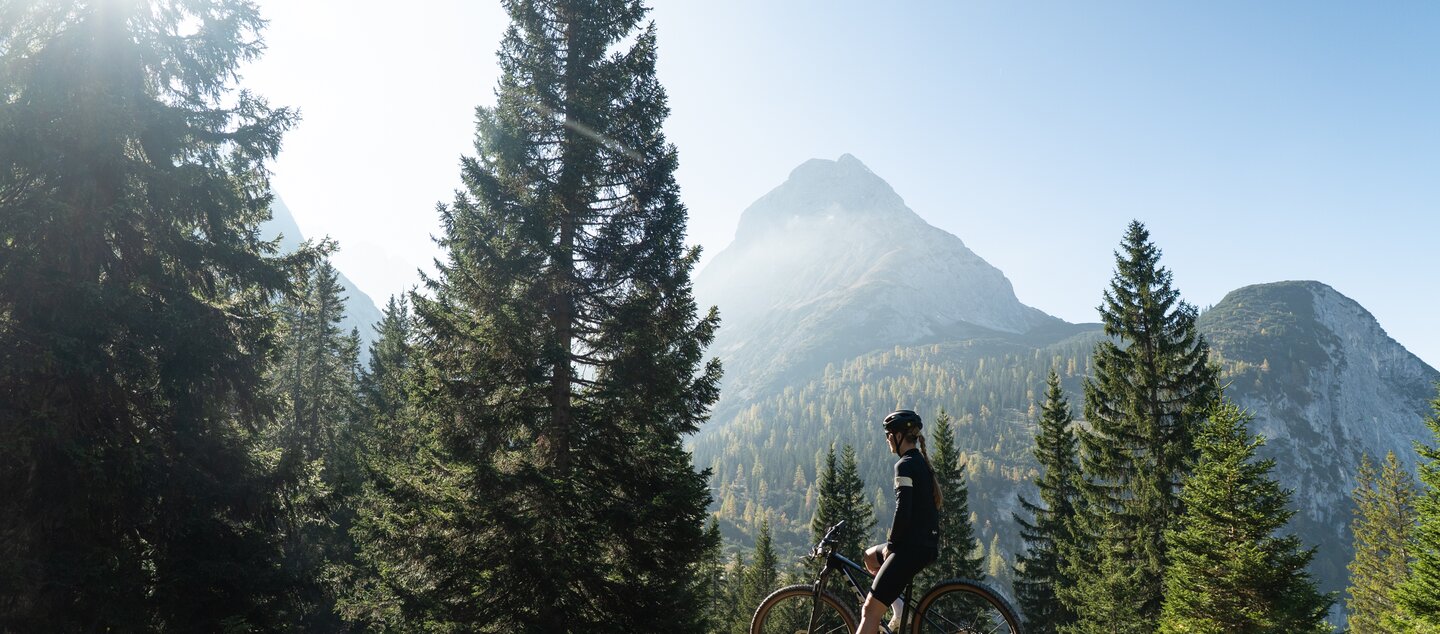 Woman on bike | © Tiroler Zugspitz Arena/Nikola Radovic