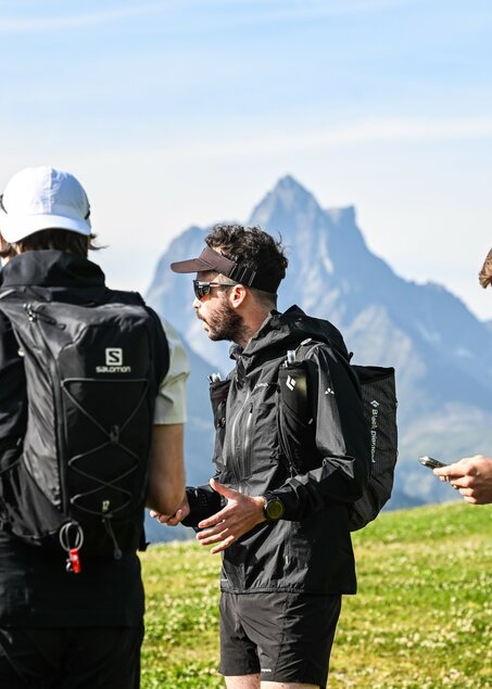 People with mountains in the background | © Conny Kober