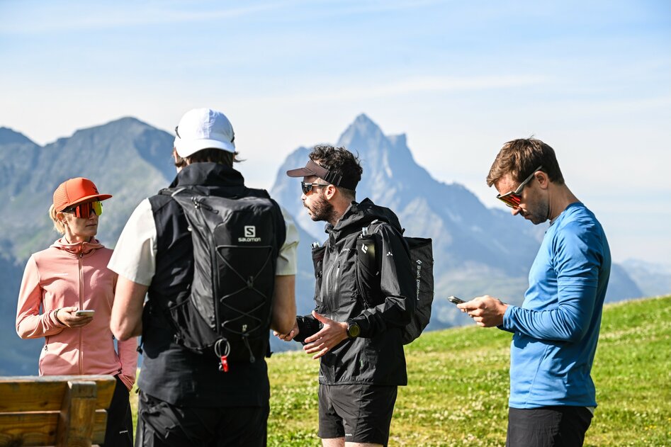 People with mountains in the background | © Conny Kober