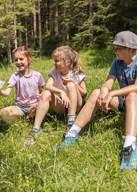 Kinder sitzen auf Wiese | © Shootandstyle / Johannes Sautner