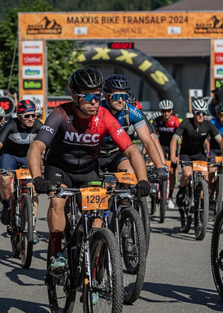 Viele Mountainbiker fahren durch die Start Zone der Bike Transalp in Ehrwald | © Igor Schifris