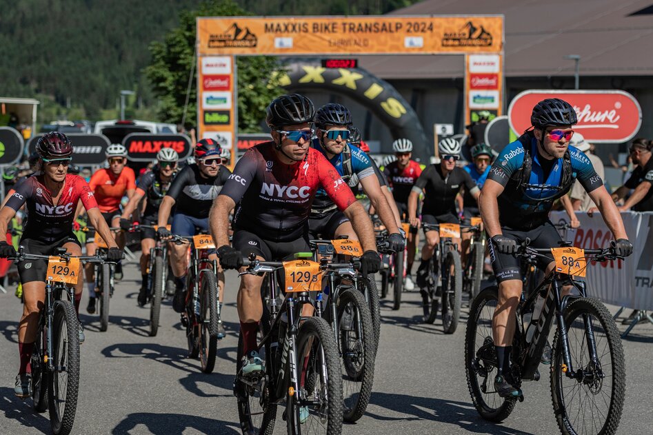 Many mountain bikers ride through the start zone of the Bike Transalp in Ehrwald | © Igor Schifris