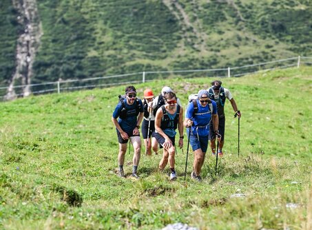 Was gehört in den Rucksack | © Conny Kober Menschen, die wandern | © Conny Kober