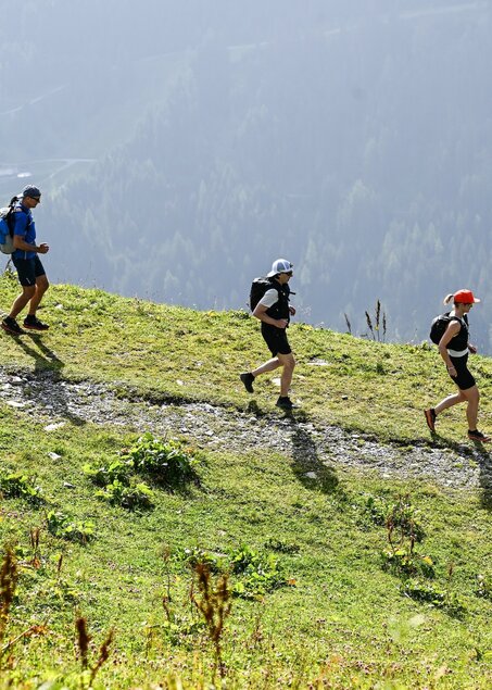 People running down the mountain | © Conny Kober