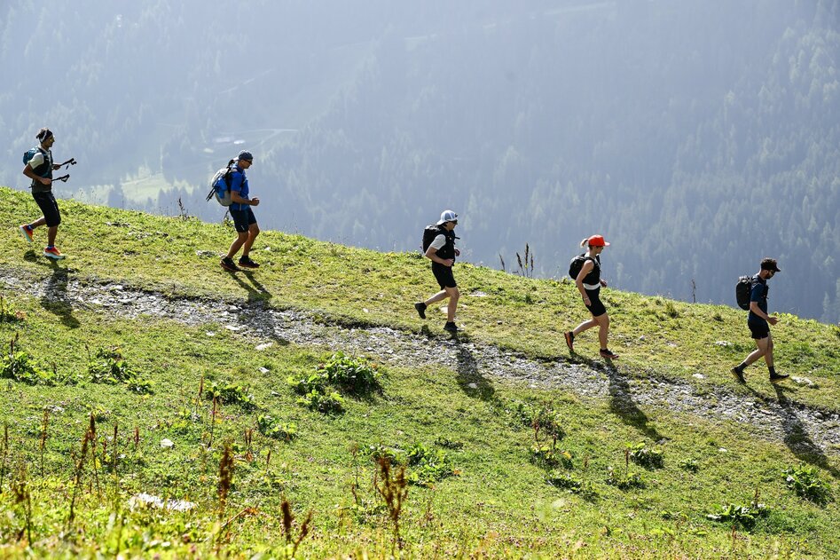 Menschen, die den Berg hinunter rennen | © Conny Kober