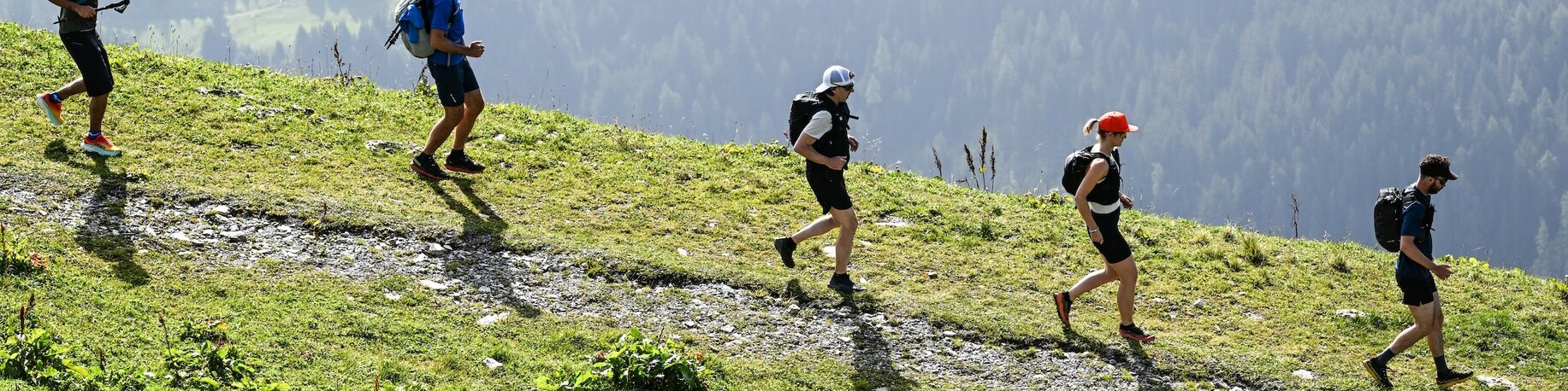 Was gehört in den Rucksack | © Conny Kober Menschen, die den Berg hinunter rennen | © Conny Kober