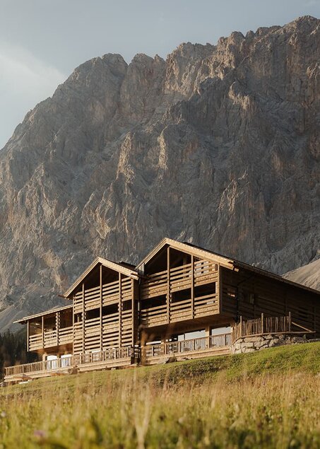 Hotel with mountain in the background | © Alex Moling
