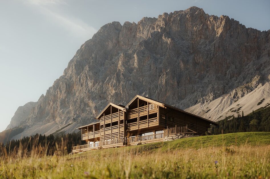 Hotel with mountain in the background | © Alex Moling