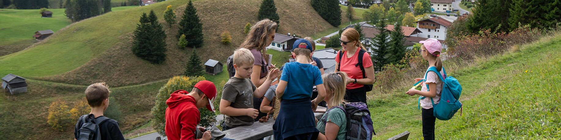 Wandergruppe mit Sommerpanorama | © Lea Zotz / Tiroler Zugspitz Arena