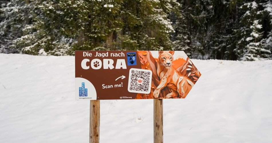 Ein Wegweiser des digitalen Erlebniswegs die Jagd nach Cora | © Tiroler Zugspitz Arena