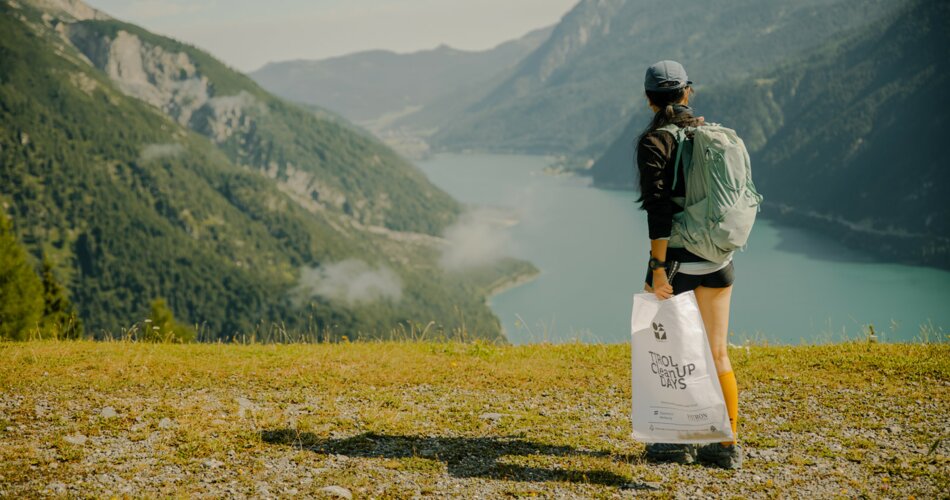 Frau mit Müllsammeltasche | © Patron Plasticfree Peaks _ Lena Everding Photo
