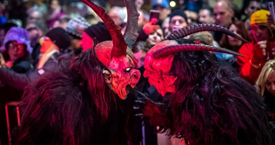 Two people with typical tyrolean Krampus costumes | © Tiroler Zugspitz Arena/Moos Tuifl Ehrwald