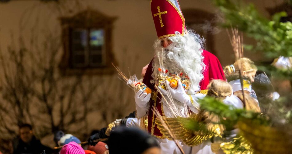 A person dressed as St Nicholas distributes small gifts to children | © Tiroler Zugspitz Arena/Moos Tuifl Ehrwald