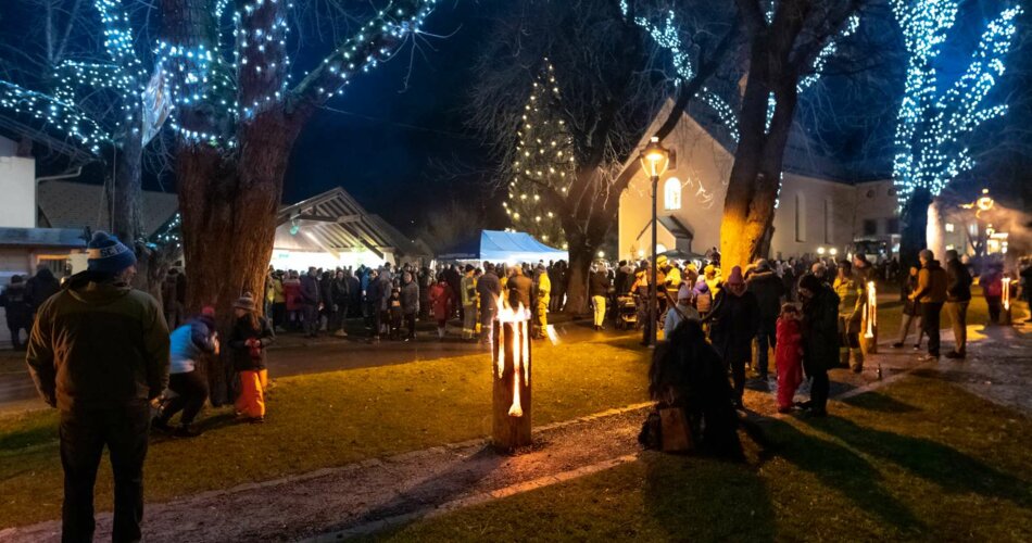 Many lights and people in a festive atmosphere | © FroZenLights