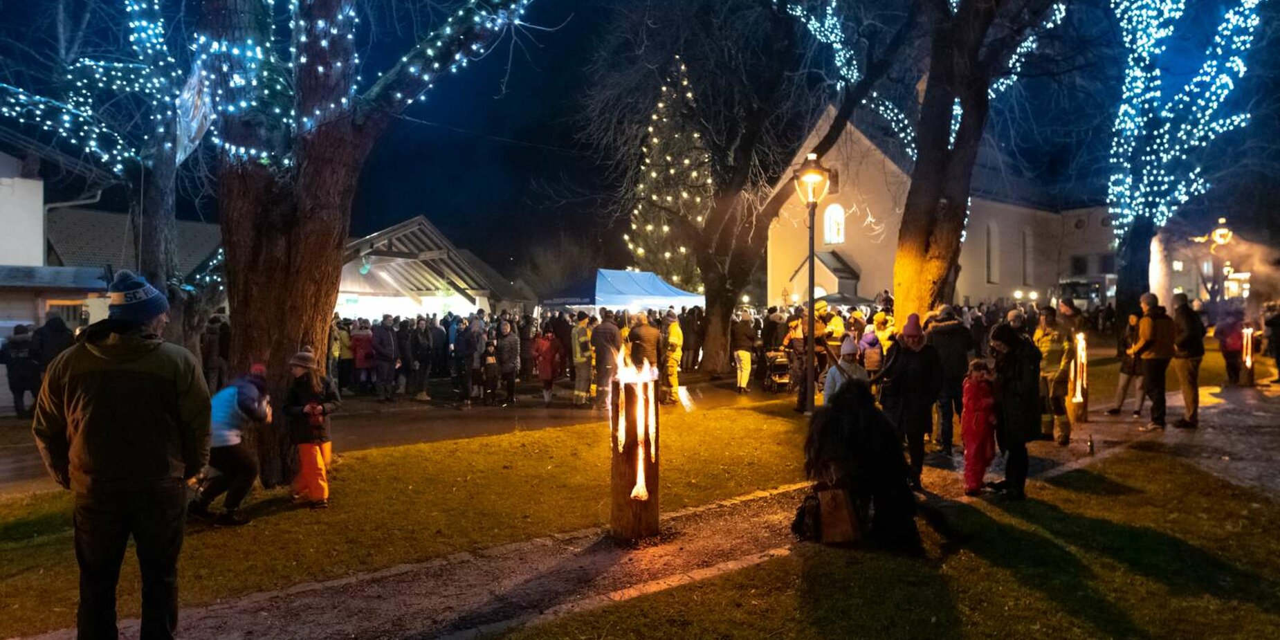 Many lights and people in a festive atmosphere | © FroZenLights