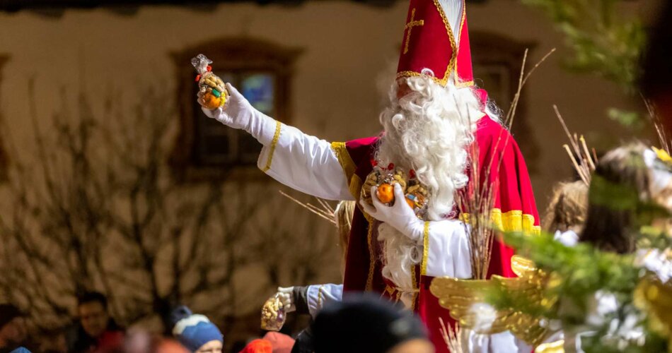 St. Nicholas gives children small gifts. | © FroZenLights