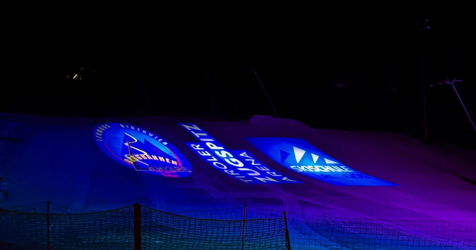 The logos of Bergbahnen Langes, the Tiroler Zugspitz Arena and the Lermoos ski school are projected onto a ski slope using a light projection | © Tiroler Zugspitz Arena/Zotz Lea