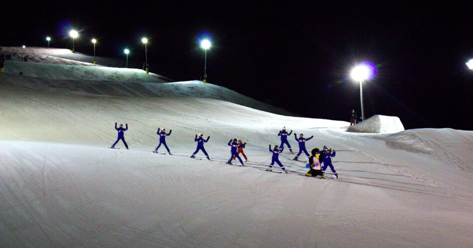 Professionelle Skifahrer führen bei der Skishow eine Abfahrt in einer besonderen Formation vor | © Tiroler Zugspitz Arena