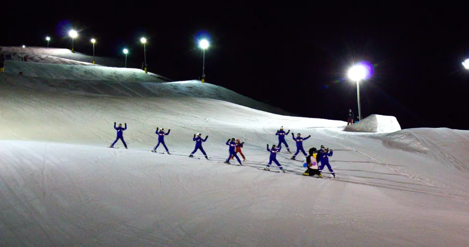 Professional skiers perform a descent in a special formation at the ski show | © Tiroler Zugspitz Arena