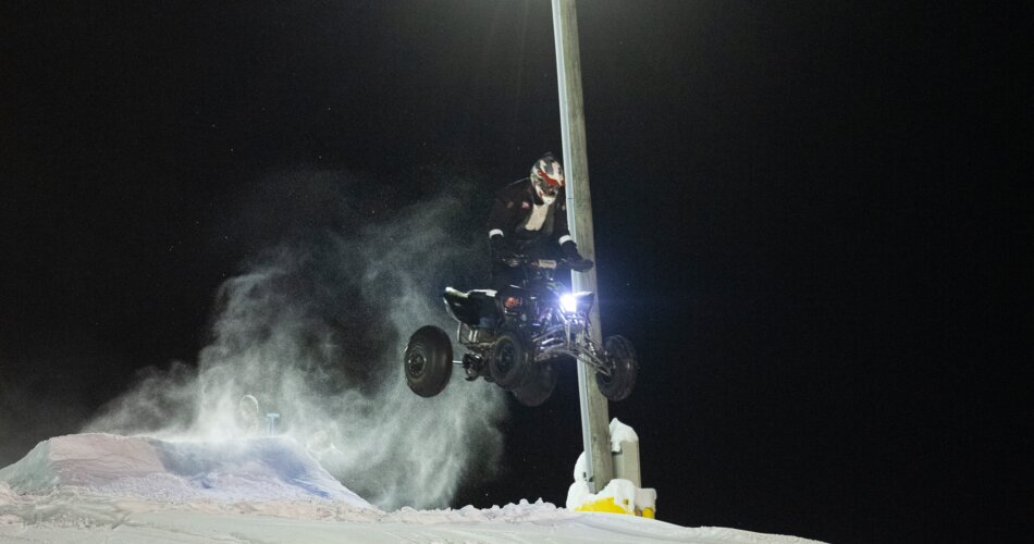 Ein Quad springt über eine Schanze aus Schnee | © Werbeagentur Bärig