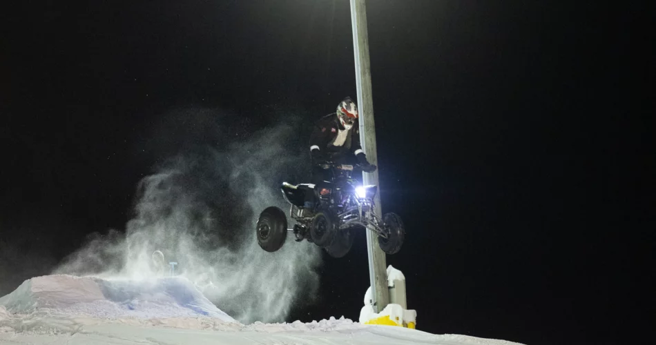 A quad bike jumps over a jump made of snow | © Werbeagentur Bärig
