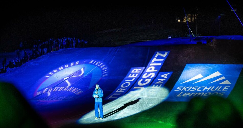 Ein Moderator und Logos als Lichtsymbole auf der Piste | © Tiroler Zugspitz Arena