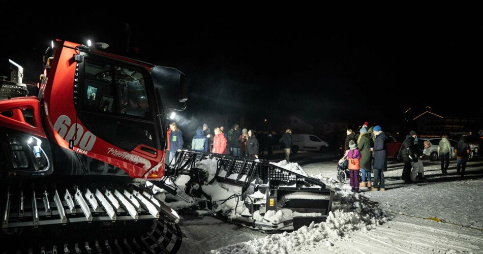 Eine rote Pistenraupe | © Tiroler Zugspitz Arena