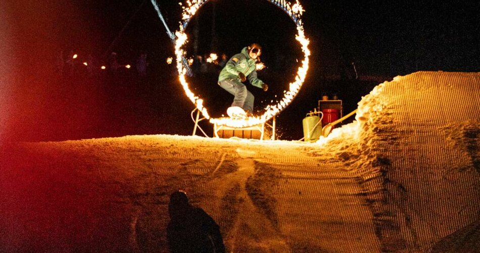 A professional skier jumps through a ring of fire. | © Tiroler Zugspitz Arena