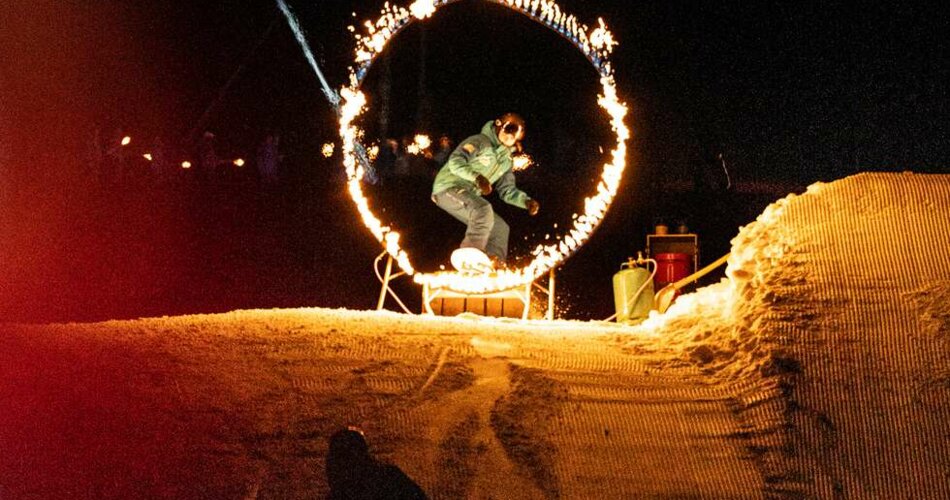 A professional skier jumps through a ring of fire. | © Tiroler Zugspitz Arena