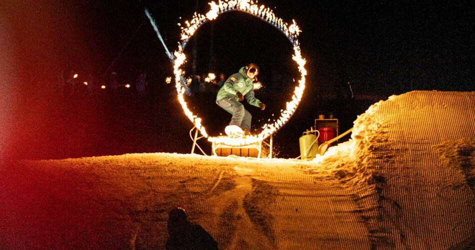 Ein Profi-Skifahrer springt durch einen Feuerreifen | © Tiroler Zugspitz Arena