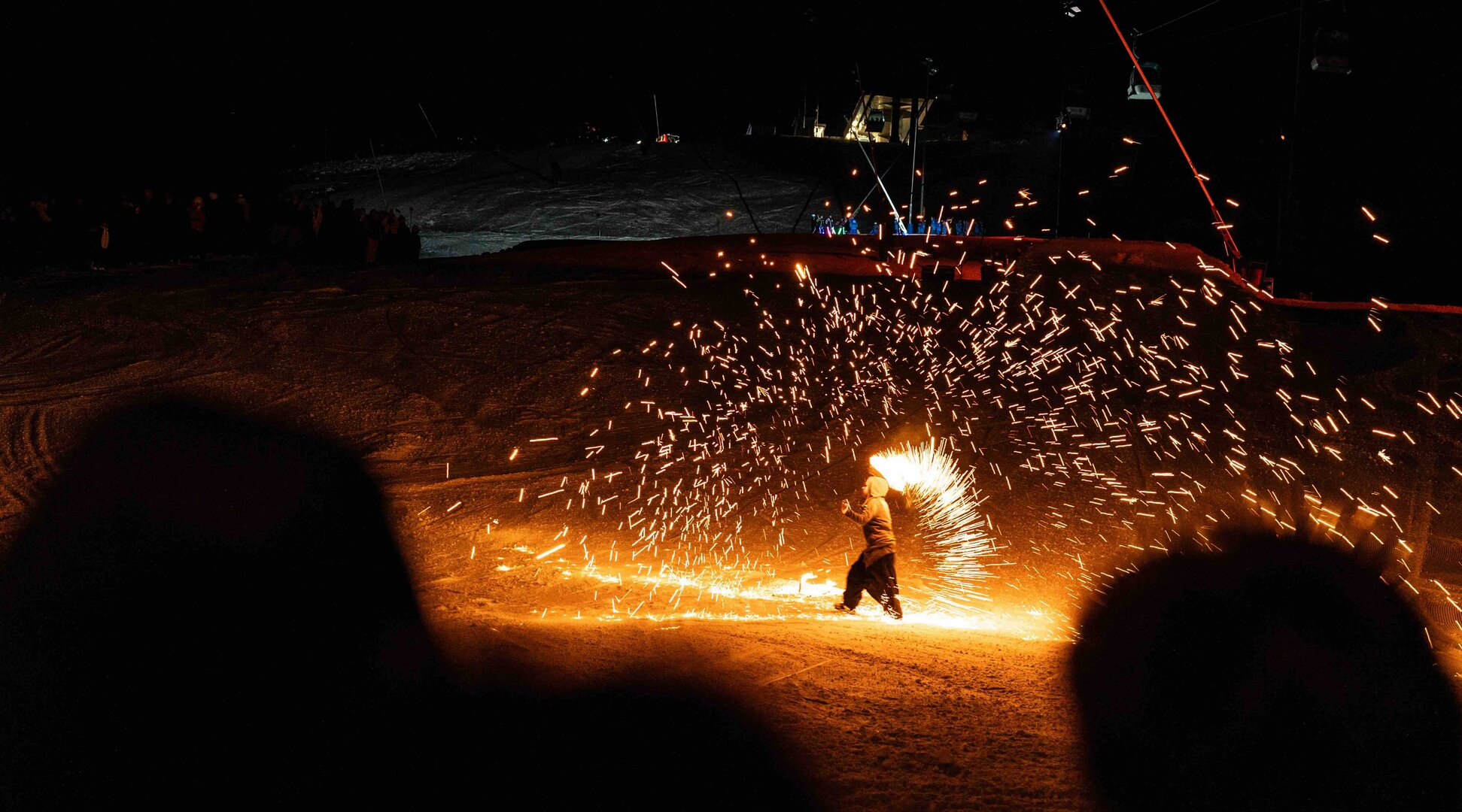 Profi-Künstler führt Feuershow auf Piste auf | © Tiroler Zugspitz Arena