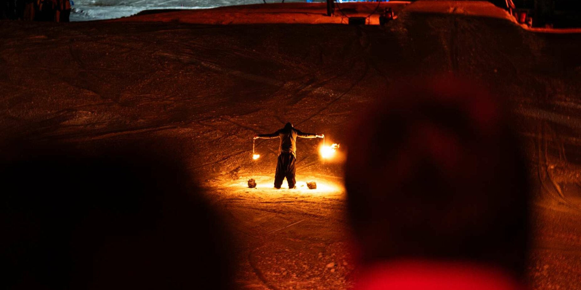 Professional artist performs fire show on the slopes | © Tiroler Zugspitz Arena