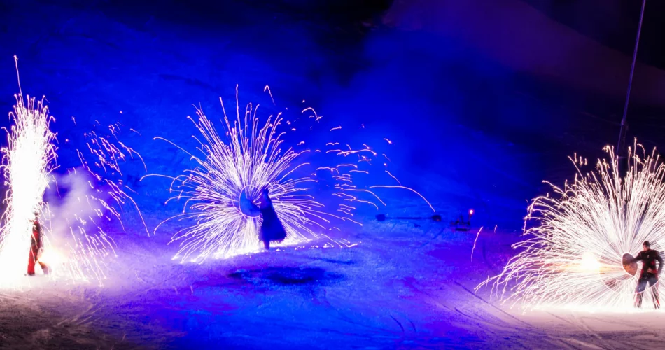 A show with light effects on the ski slope, professional artists let sparks fly | © Skischule Lermoos/ Toth I.
