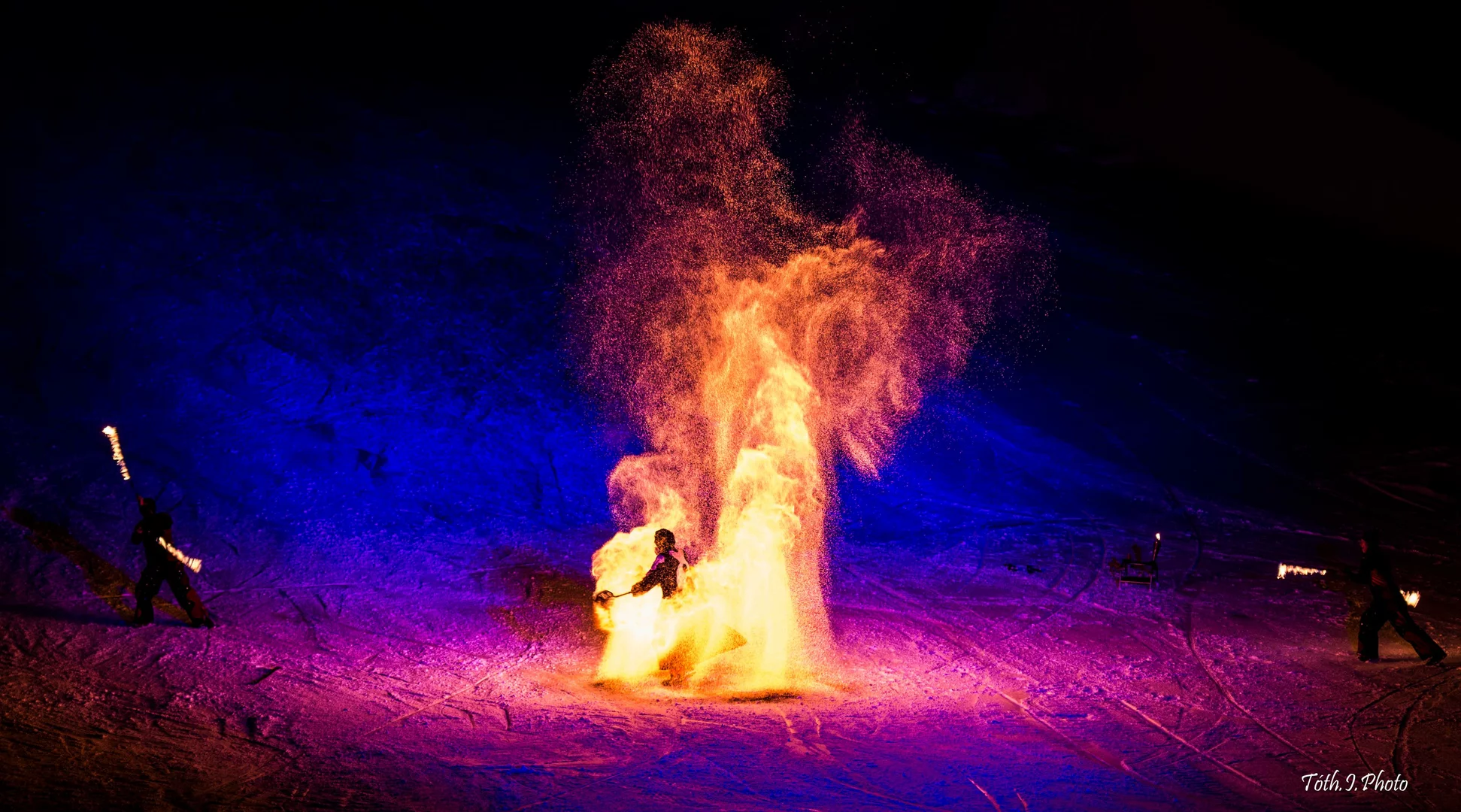 Skishow Lermoos | © Skischule Lermoos/ Toth I. A show with light effects on the ski slope, professional artists perform a fire show | © Skischule Lermoos/ Toth I.