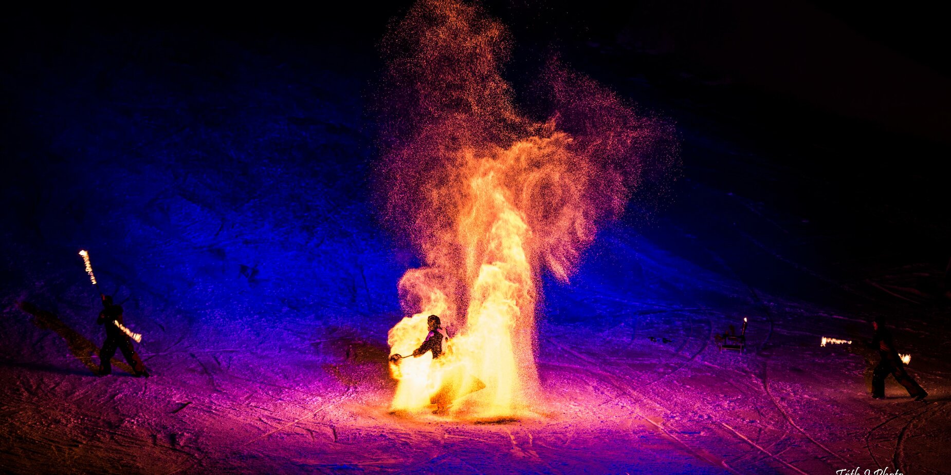 Eine Show mit Lichteffekten auf der Skipiste, professionelle Artisten führen eine Feuershow auf | © Skischule Lermoos/ Toth I.
