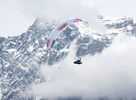 Ein Paraglider vor der Zugspitze | © ©zooom/Felix Woelk
