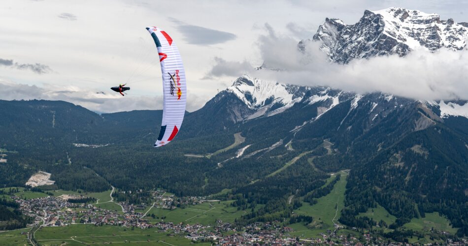 Ein Paraglider der Red Bull x-Alps, im Hintergrund die Zugspitze | © zooom/Felix Woelk