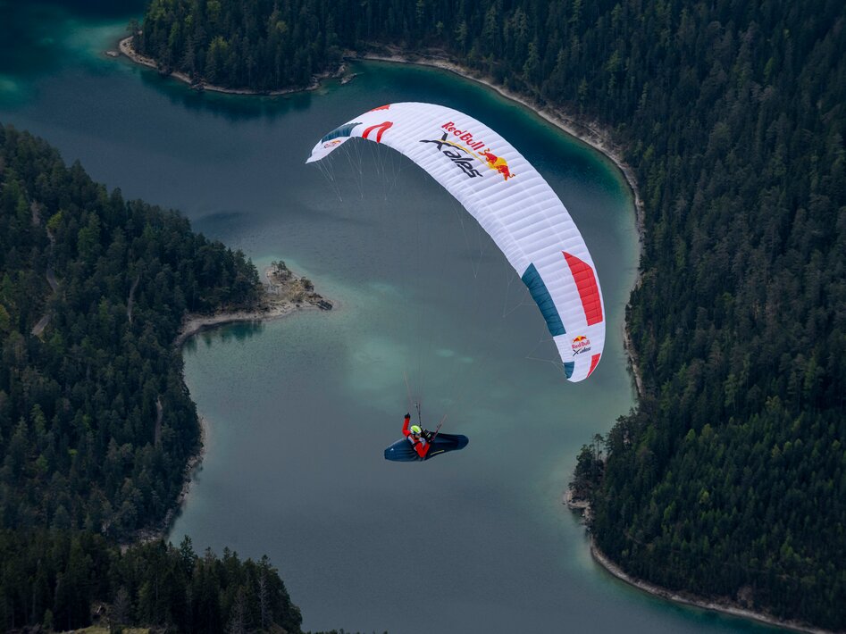 Ein Paraglider über dem Blindsee in der Tiroler Zugspitz Arena | © ©zooom/Felix Woelk