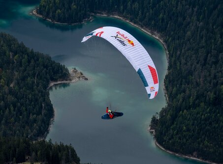 Paraglider over the Blindsee | © ©zooom/Felix Woelk