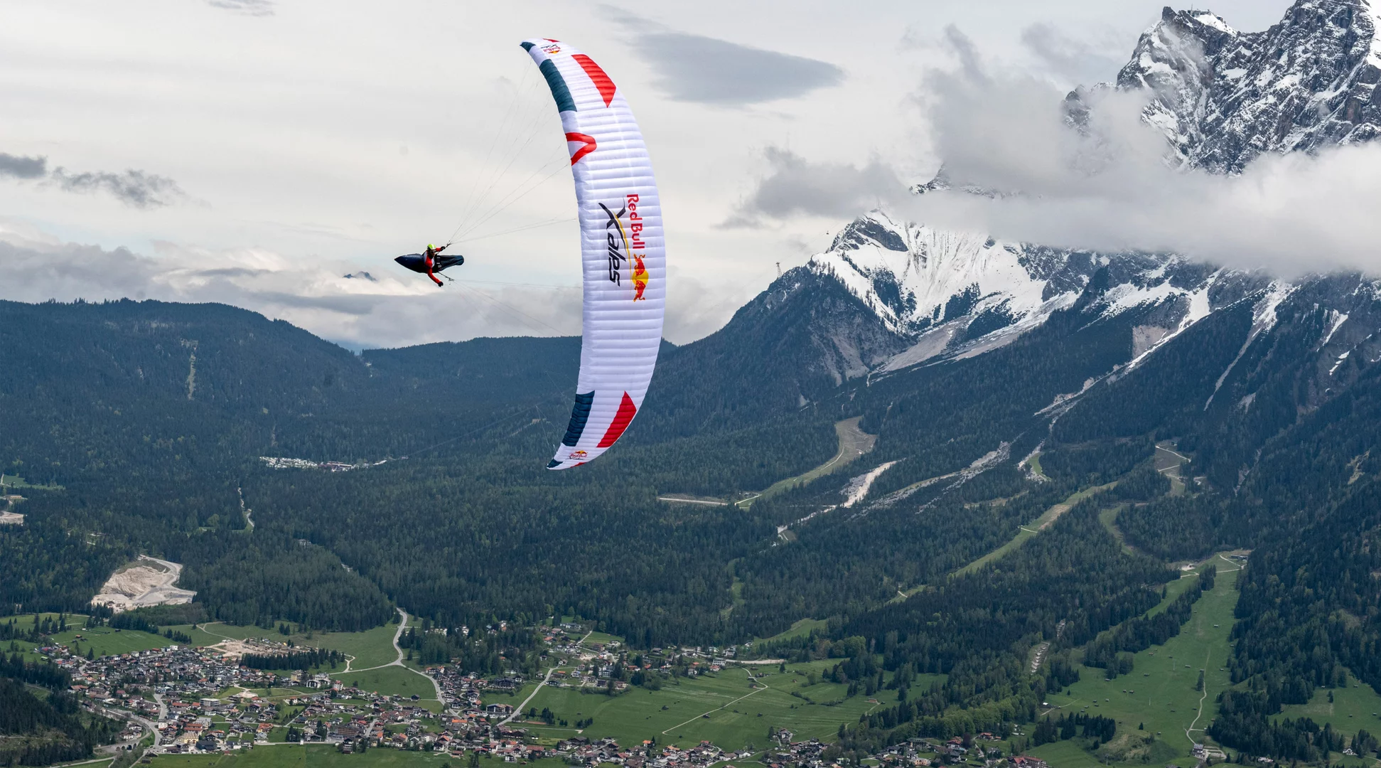 Red Bull X-Alps | © zooom/Felix Woelk A paraglider from the Red Bull x-Alps, the Zugspitze in the background | © zooom/Felix Woelk