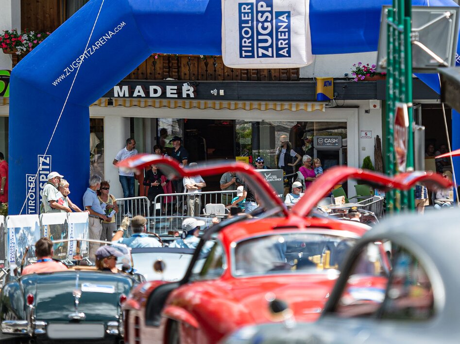 Several classic cars lined up in a row | © Tiroler Zugspitz Arena