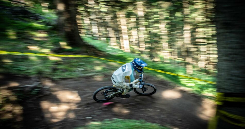 A downhill biker rides a trail | © Tiroler Zugspitz Arena/Nikola Radovic