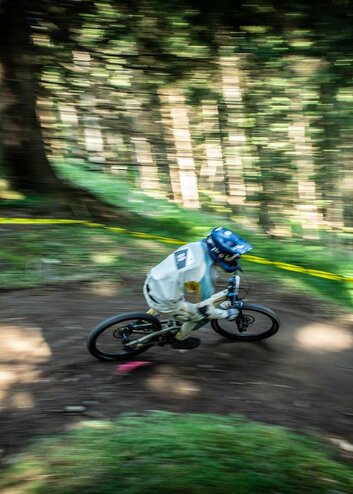 Ein Downhill Biker fährt einen Trail | © Tiroler Zugspitz Arena/Nikola Radovic