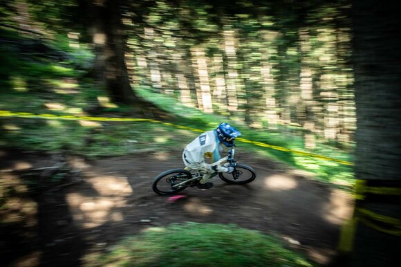 A downhill biker rides a trail | © Tiroler Zugspitz Arena/Nikola Radovic