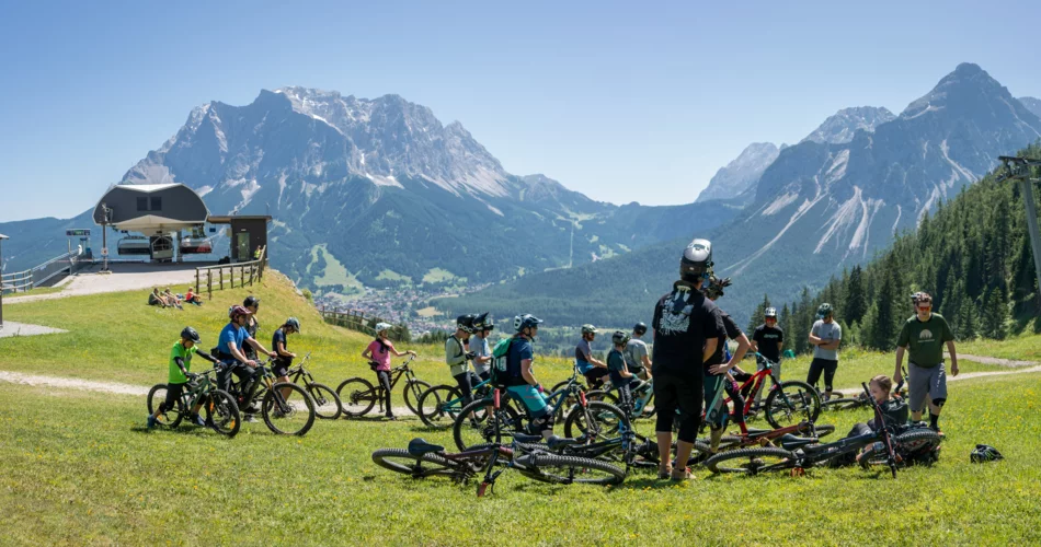 Several bikers, the Zugspitze in the background | © © Tiroler Zugspitz Arena/Bianca McCarty