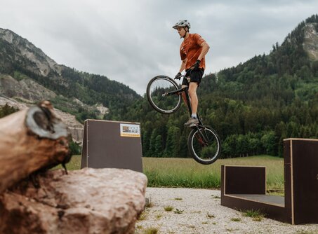 A biker does tricks | © Nicolas Ostheimer 