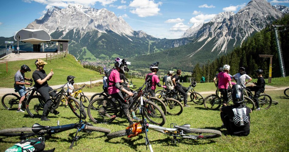 A group of downhill bikers | © Tiroler Zugspitz Arena/Nikola Radovic