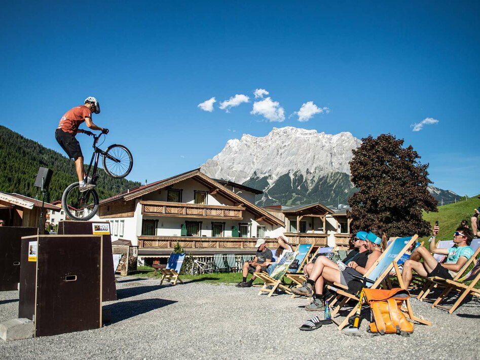 Radfahrer macht Stunts | © Tiroler Zugspitz Arena/Nikola Radovic
