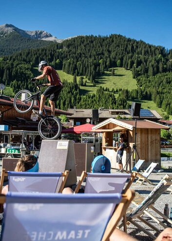 Radfahrer macht Stunts | © Tiroler Zugspitz Arena/Nikola Radovic